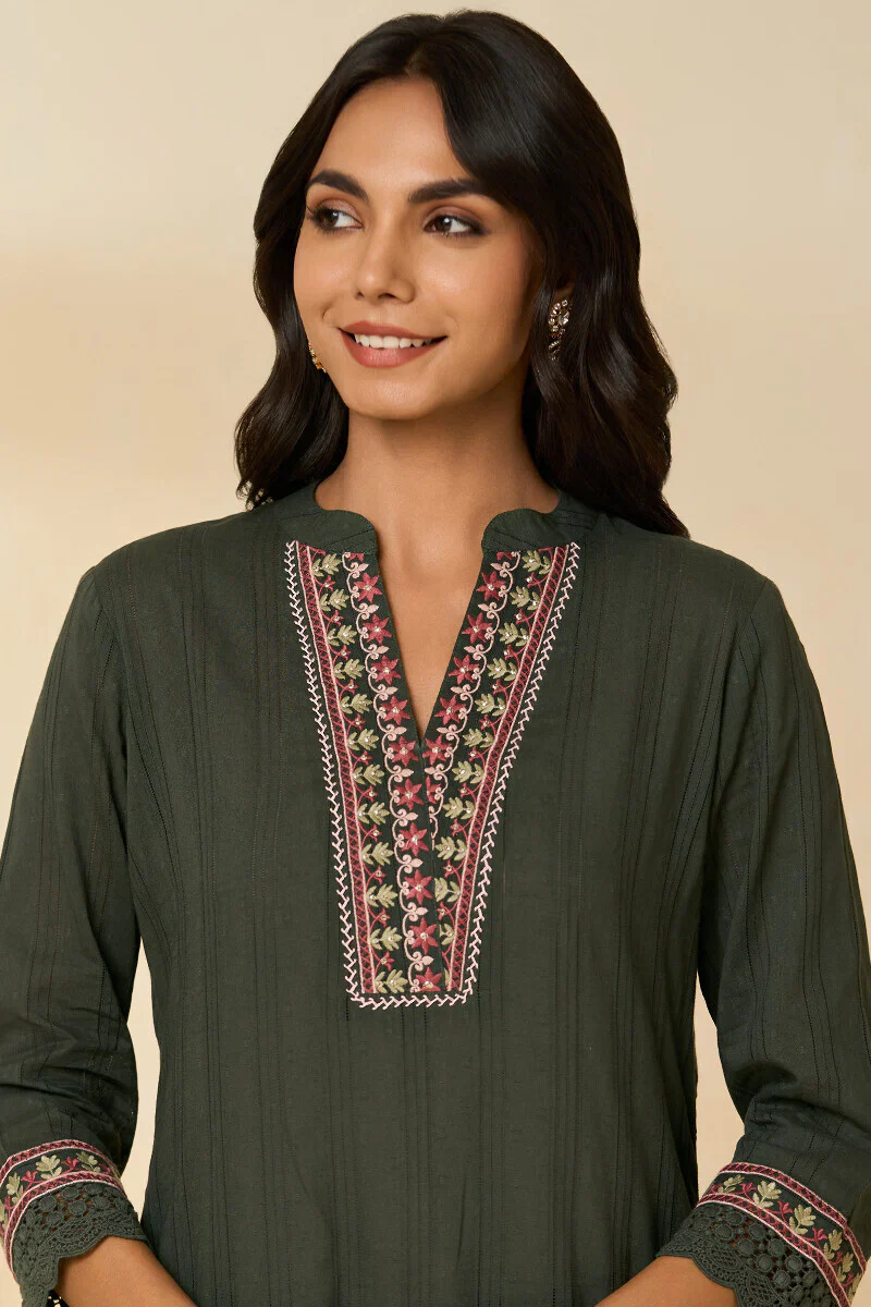 Surplus: Mehraab Mahi Kurta - Image 5