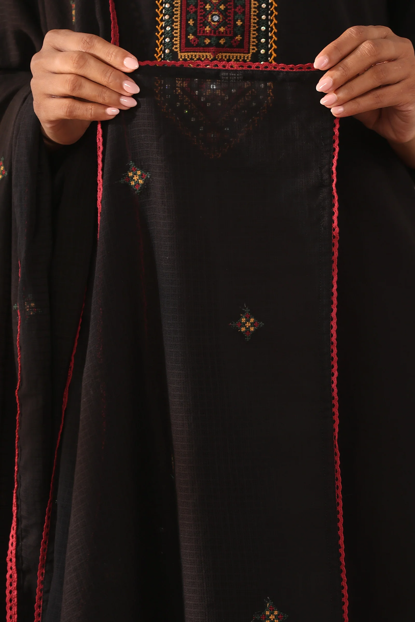 Mehraab Nahiza Black Dupatta - Image 4