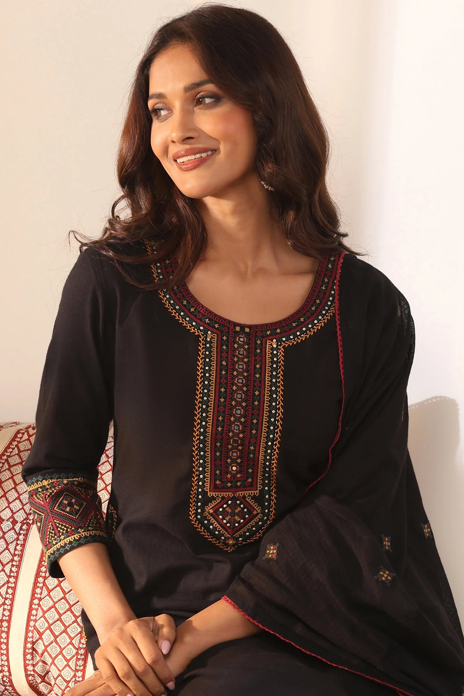 Surplus: Mehraab Nahiza Black Kurta
