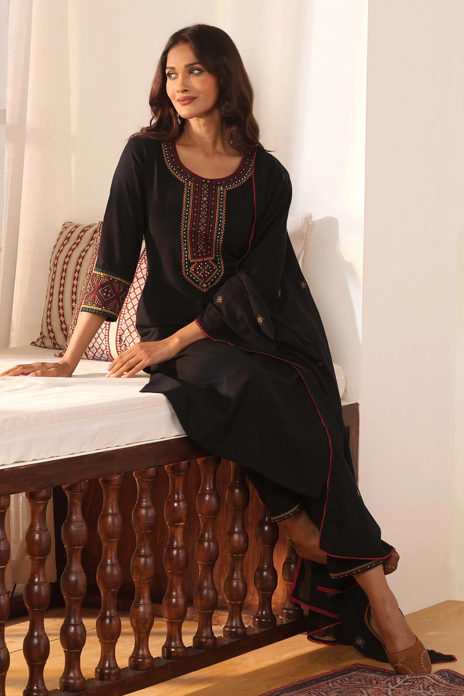 Mehraab Nahiza Black Narrow Pants - Image 3