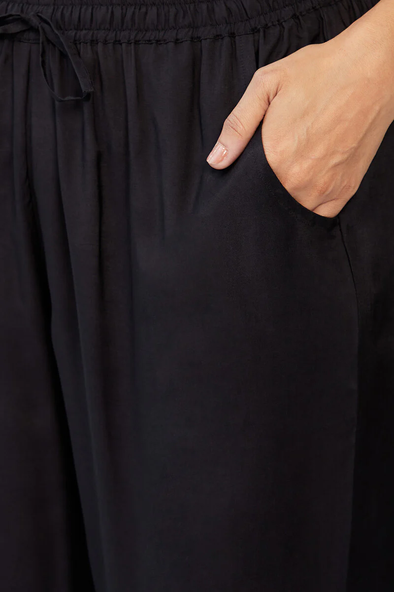 Mehrunissa Zeinab Black Narrow Pants - Image 4