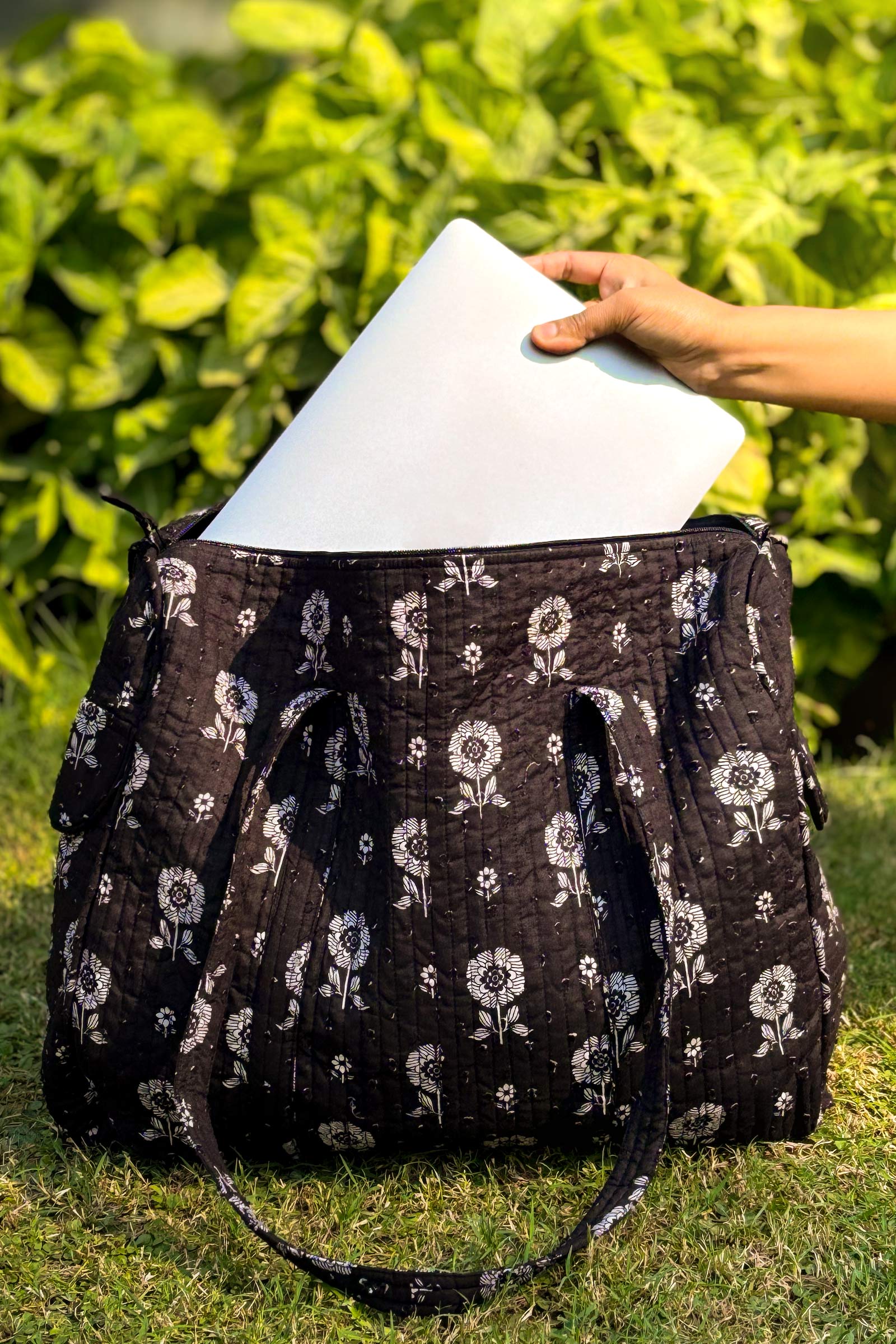 Roza Meher Holdall Bag - Image 5
