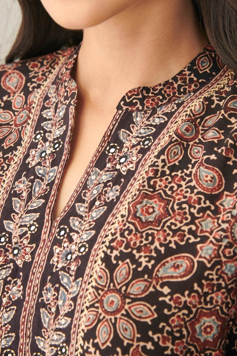 Sehra Farheen Ajrak Kurta - Image 3