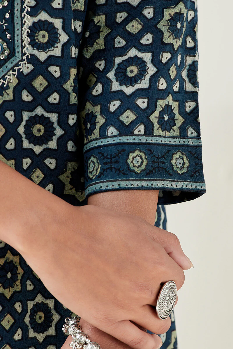 Sehra Inaya Ajrak Kurta - Image 5