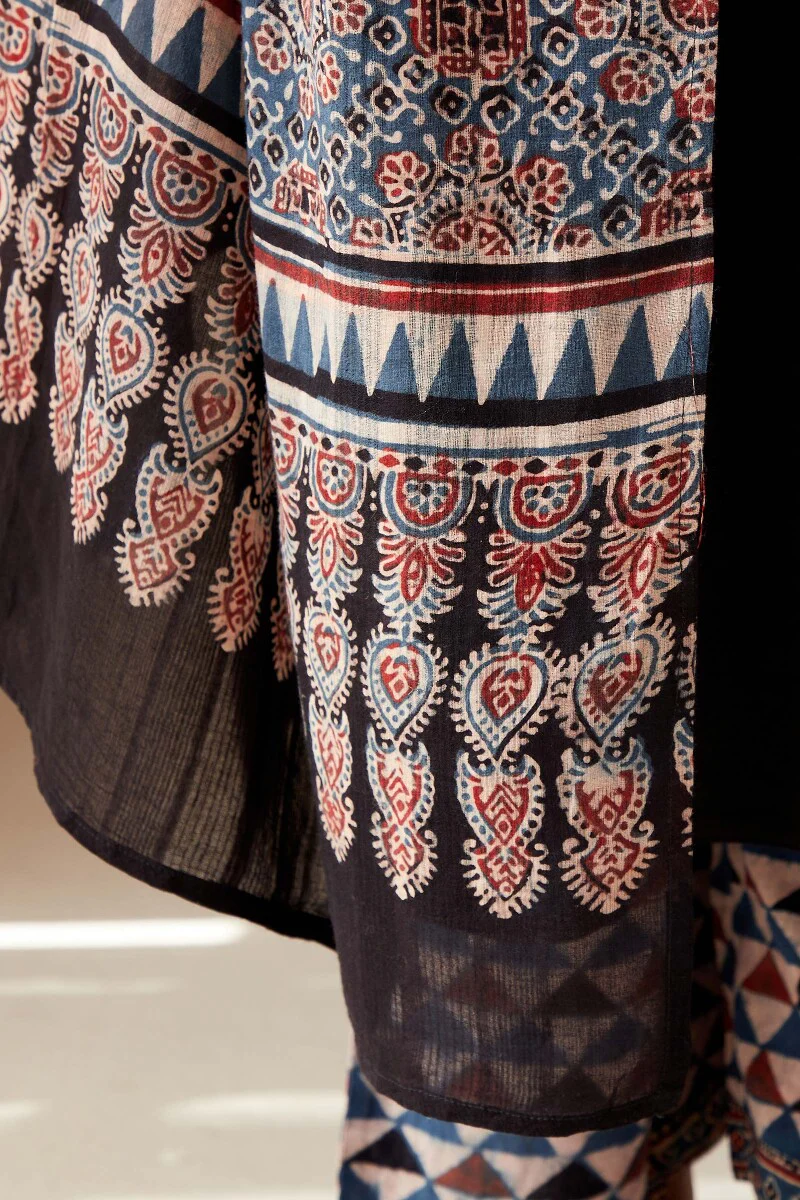 Sehra Mehnaz Ajrak Dupatta - Image 5