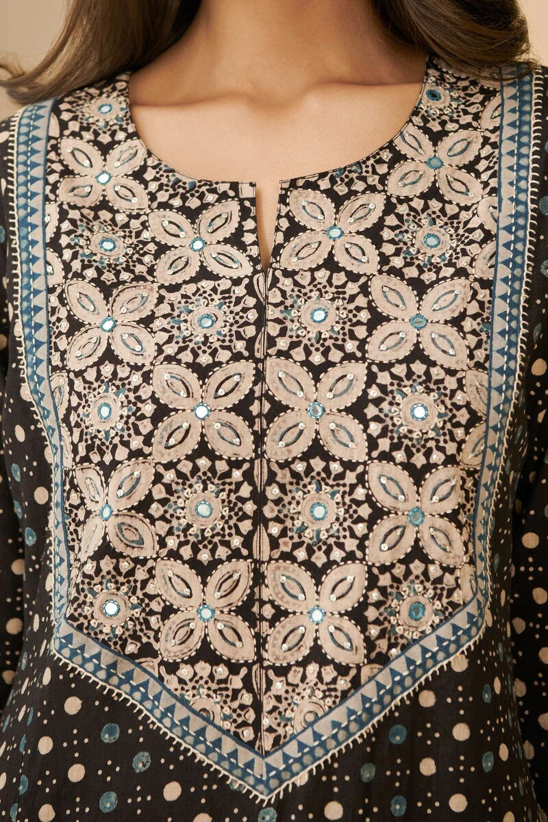 Sehra Mehnaz Ajrak Kurta - Image 3