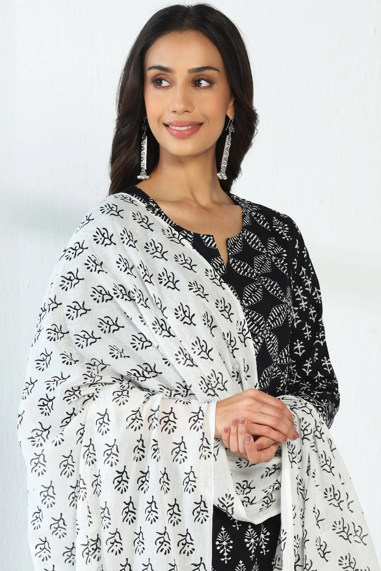 Surplus: Mirza Ameera Dupatta - Image 3