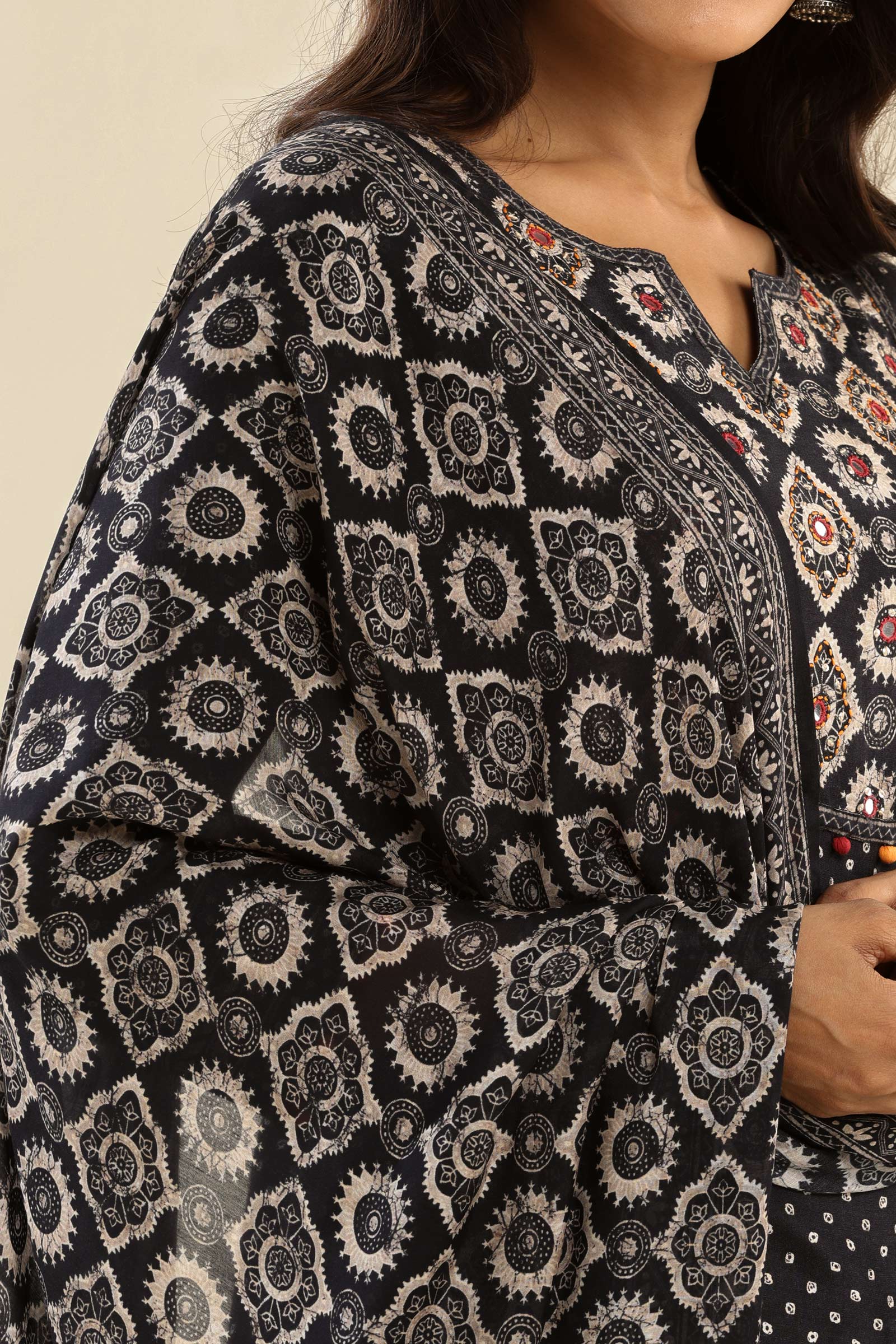 Surplus: Rangrez Jasmin Dupatta - Image 2